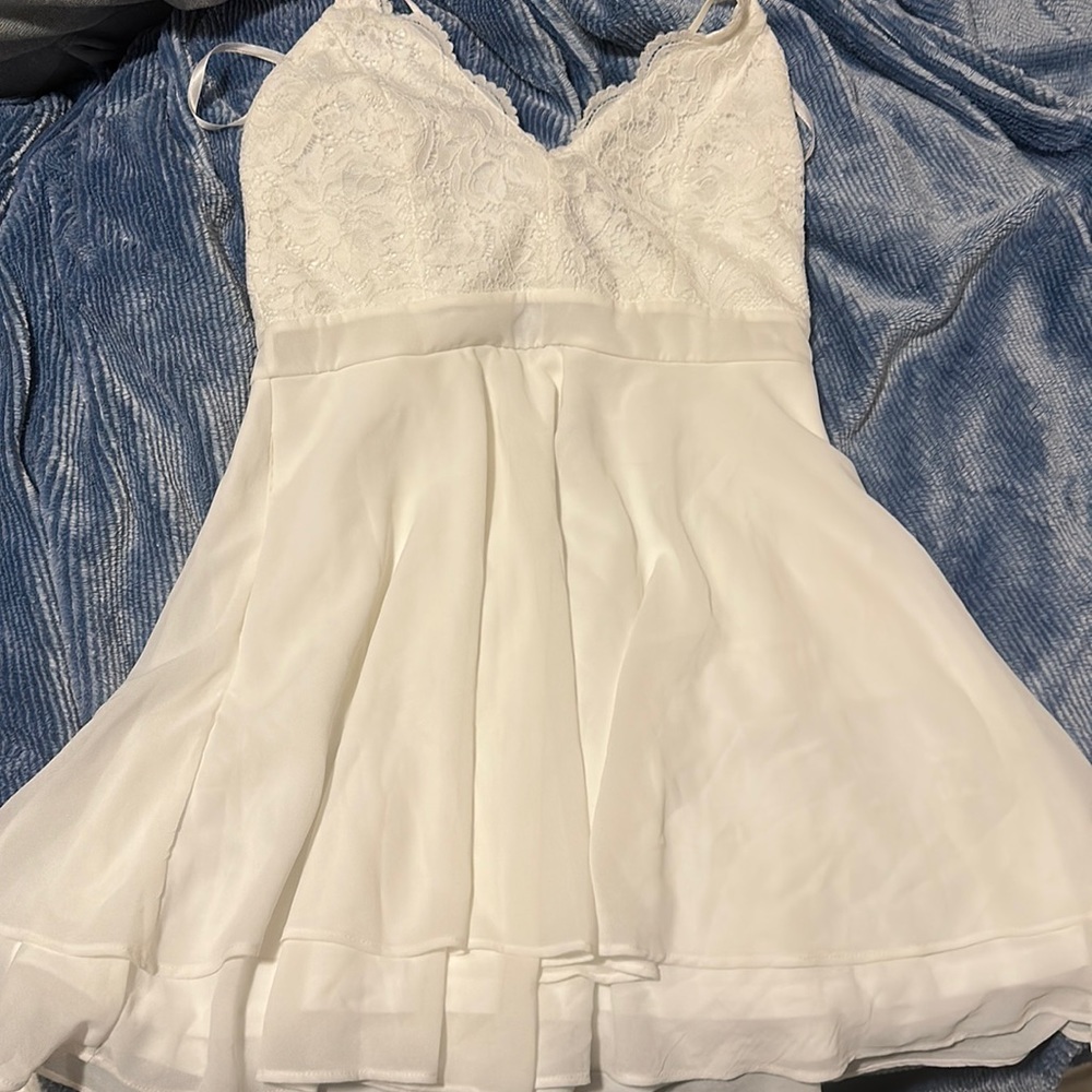 White floral and lace women’s white dress ! Size large